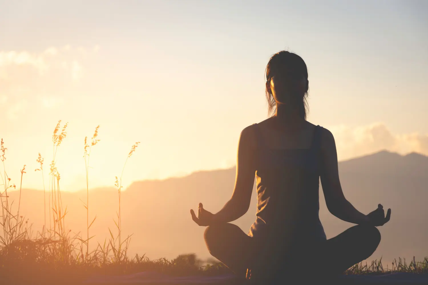 Silhouette Fitness Mädchen übt Yoga auf Berg
