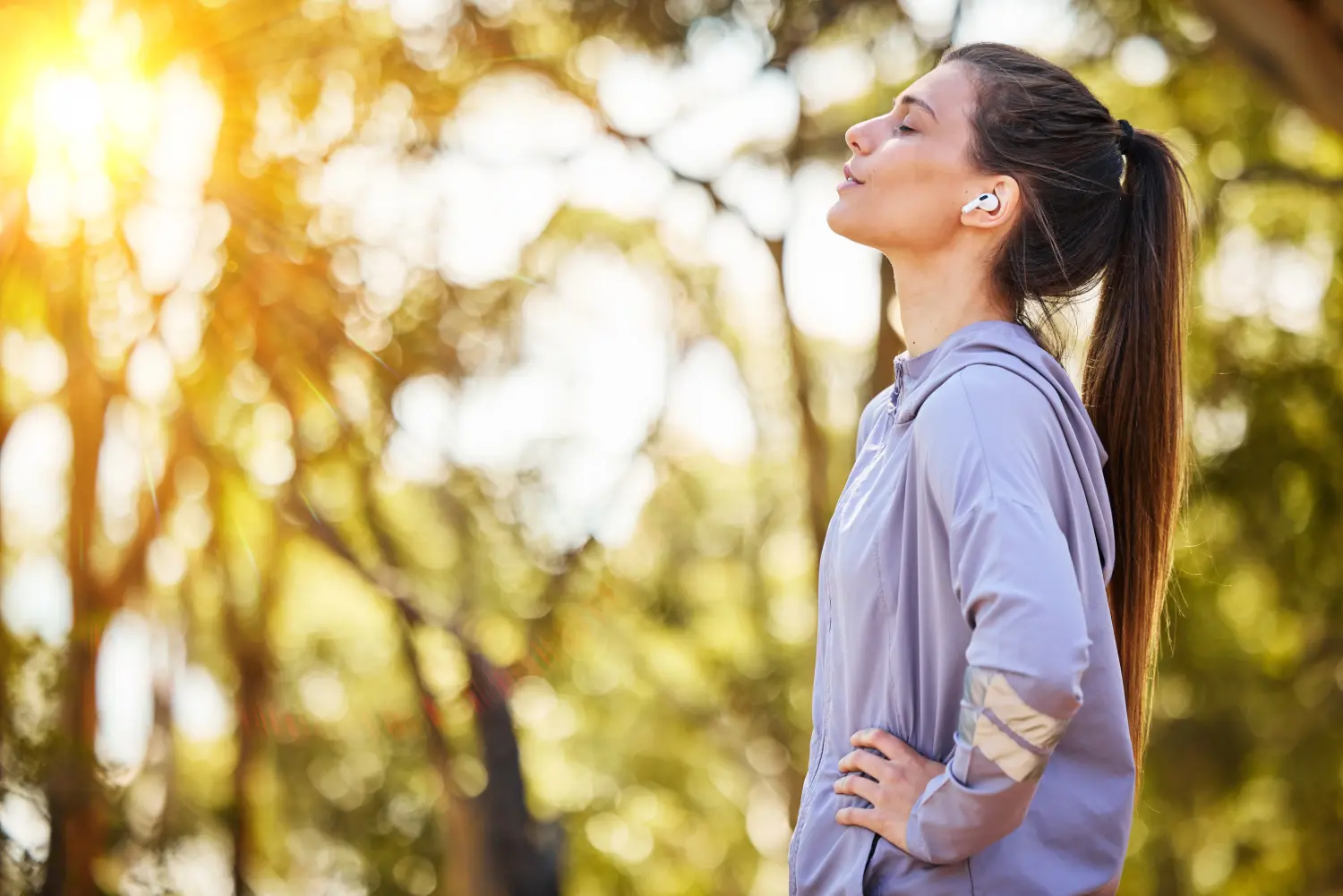 Ruhe, Musik und Fitness Mensch in der Natur für die geistige Gesundheit, Wellness und Atmung, Wald Bäume und frische Luft.
